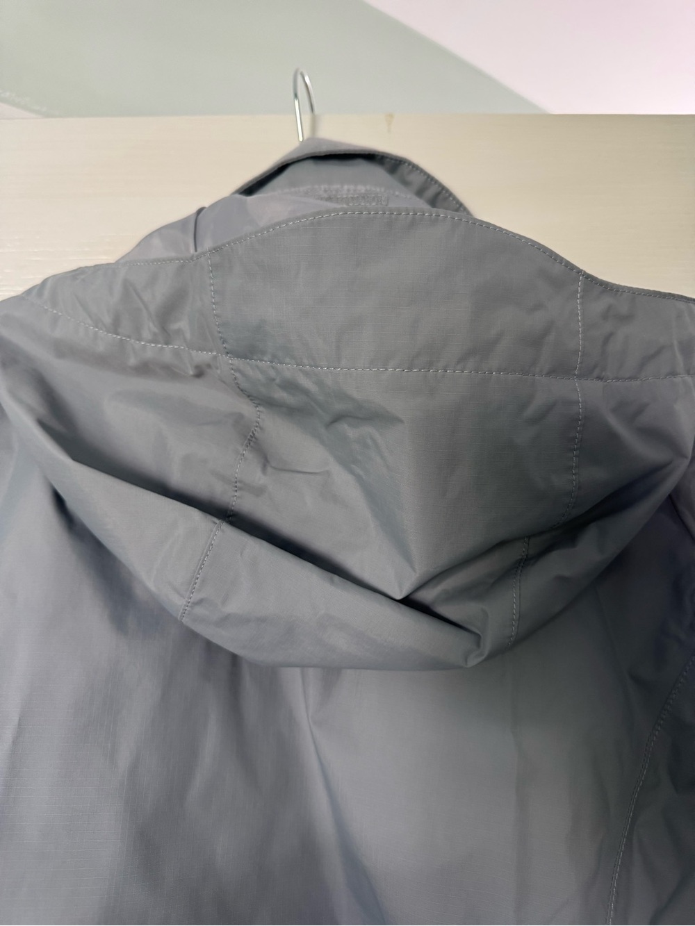 The North Face Womens Light Gray Hooded Rain Jacket - Picture 6 of 6